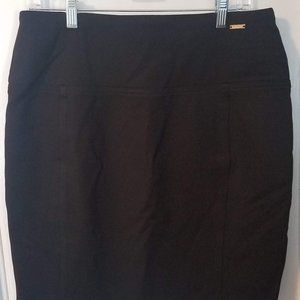 Ivanka Trump pull on skirt